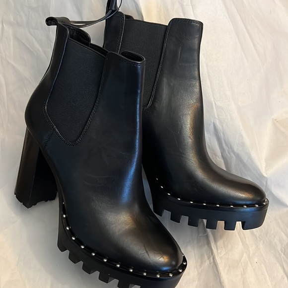 Antonio Melani
Paiva Leather Chunky Lug Sole Chelsea Booties - Picture 5 of 9